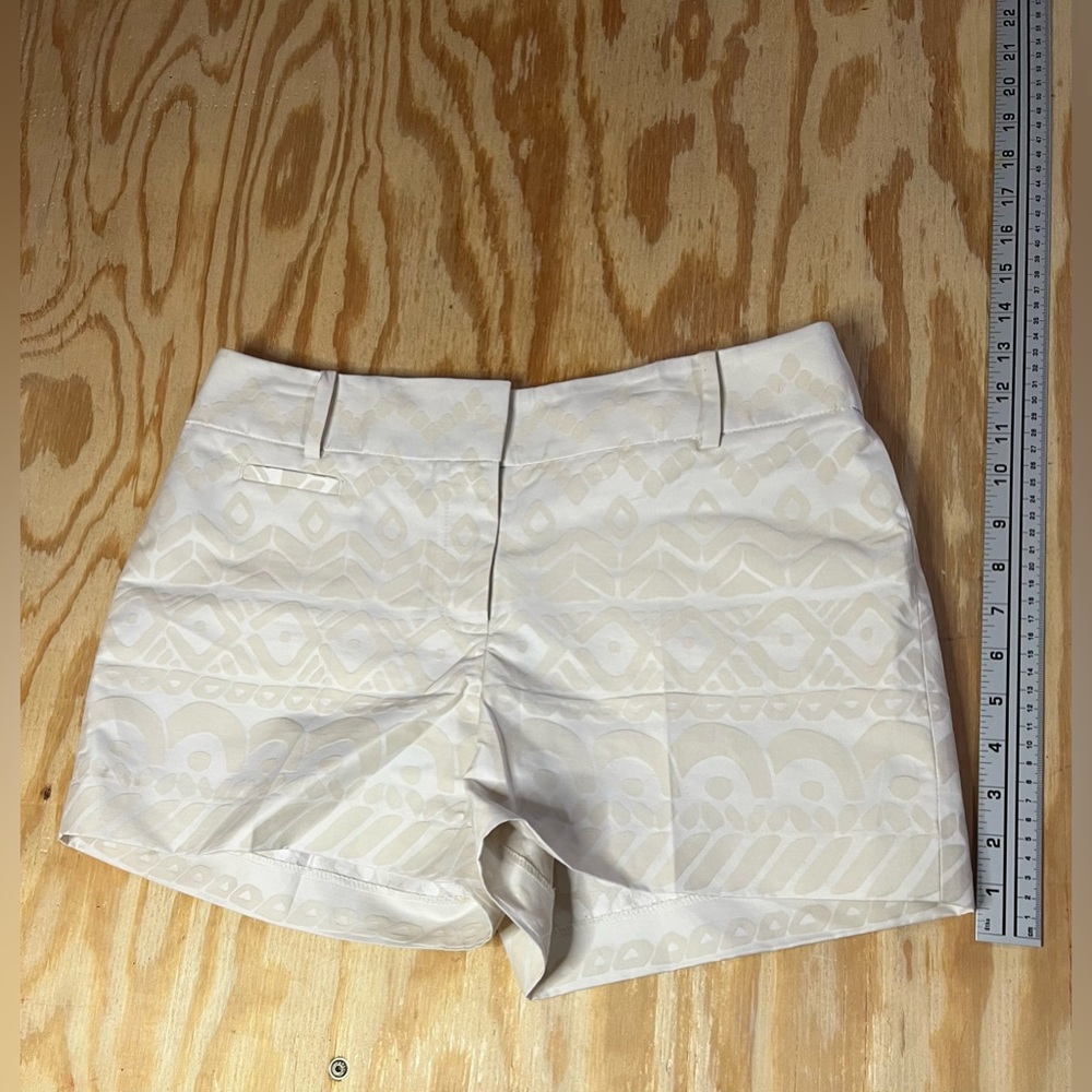 Ann Taylor Loft off white graphic shorts. Size 4